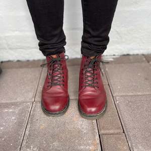 Dr. Martens skor - Ett par mycket klassiska och snygga dr martens skor. Dem är i bra skick men väl använda. Skorna är väldigt skönt att bära och självförtroende bara höjs!✨