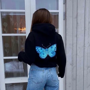 Vivintem Hoodie The Cool Elephant - Säljer en hoodie från The Cool Elephant i ”Vivintem”. Storleken är M, men sitter nog som en S. Köptes för 600 kr på deras hemsida och är helt ny.💜