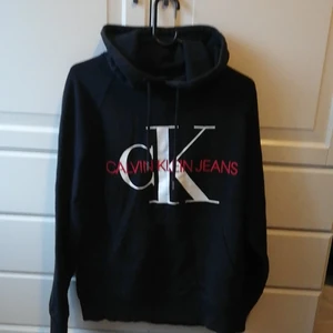 Huvtröja - En svart Calvin klein hoodie. Tjockt material som kan användas året om. Funkar som både S och M. 