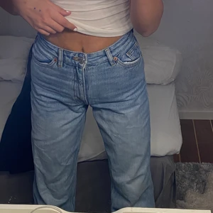 Monki straight jeans - Ljusblå straight jeans från monki. Inte stela alls. Väldigt sköna, känns som mjukis typ. Skit snygga. Växt ut dom. Inga fel alls på dom.