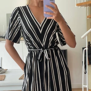Svart och vit klänning i stl S - Vardaglig fin klänning i stl S från H&M! Jag är 1.70 cm och den slutar precis nedanför knäna samt är i jättegott skick! Du får den för 130 kr ✨ hämtas i Uppsala eller så tillkommer fraktkostnad. Betalas via swish 