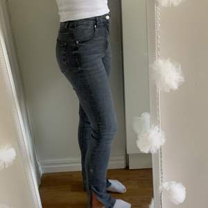 Ett par gråa jeans i storlek 36 från Zara med slits på båda ben nertill som använts ett par gånger. De är väldigt bekväma med stretchigt material som ser ut som jeans material. PS kan frakta men står ej för kostnaden.