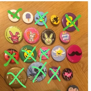 Pins  - Första bilden: Tre stycken för 10 kr. Sista bilden: 10 kr styck. Frakt tillkommer på 12 kr. Fråga om du undrar något. 💜