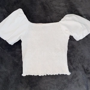 Söt topp  - Jättefin vit topp från Ginatricot i storlek M men passar även S💕