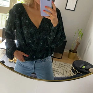 Omlottblus från Gina Tricot - Omlottblus från Gina Tricot. Mörkgrön med blåa/vita/svarta detaljer. Gott skick. Storlek XL.