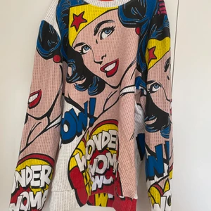 Wonder woman sweatshirt  - Köpte den på comic con för några år sen, den har en liten fläck på framsidan som var där när jag köpte den. Det är en S men sitter oversized🥰