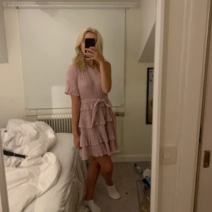 Klänning strl s - Säljer denna one shoulder klänning i strl s! Finaste färgen😚