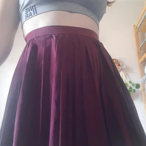 Vinröd kjol Strl S - Vinröd kjol i storlek 36. 