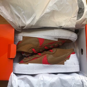 Nike Sacai Blazer Low - DSWT Nike Sacais, storlek 42,5 eller us 9. Skorna är köpta från SNKRS och kvitto/orderbekräftelse finns. Bjuder på frakt vid snabb affär. Kan göra ett paket med det andra paret.