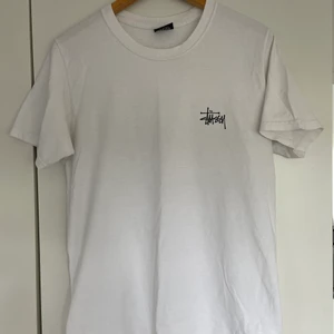 Damkläder  - Vit stüssy t-shirt: Stl S, 150 :- 
