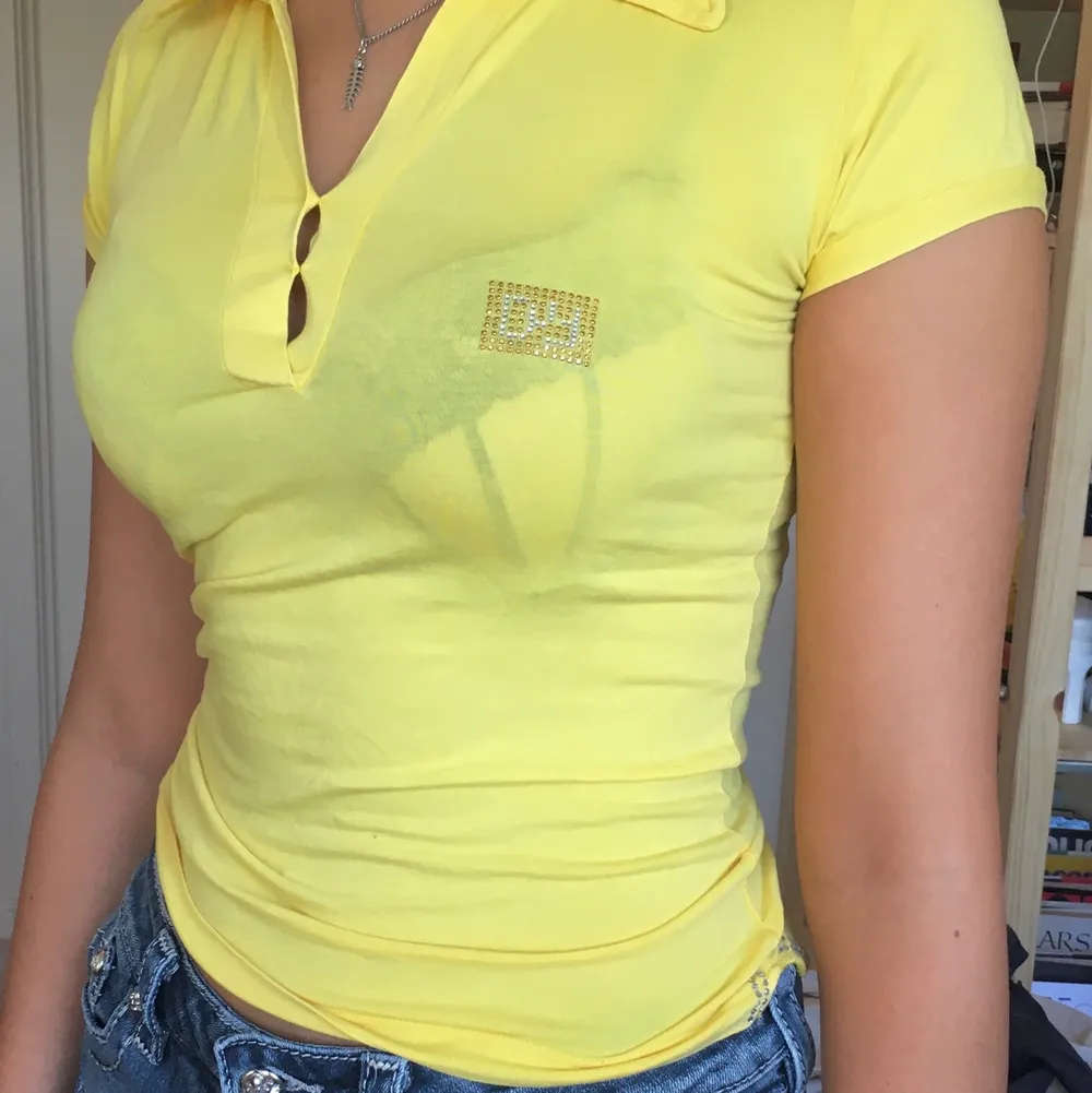 Supersnygg gul t-shirt med krage och rhinestone detaljer!!💖 . T-shirts.
