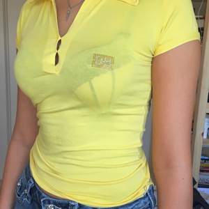 Supersnygg gul t-shirt med krage och rhinestone detaljer!!💖 