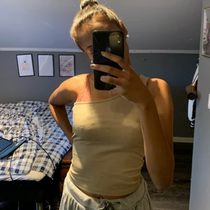 Världens finaste one-shoulder  - Åter igen har jag så dåligt ljus på mitt rum så denna bild ger inte en rättvis bild över hur fin denna är, toppen är beige och SÅ fin, pris kan alltid diskuteras och frågor får ni gärna ställa 💗 nypris 199, denna är nästintill helt oanvänd