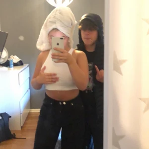 Svarta raka byxor i storlek 38  - Svarta simpla raka byxor! Storlek 38 säljer dom för att dom är för stora för mig! Köpta för 500kr säljer för 250