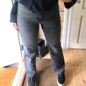 Jättefina jeans från zara, nyligen köpta här på plick, säljs tyvärr pågrund utav de va fel storlek för mig!(lånade bilder)