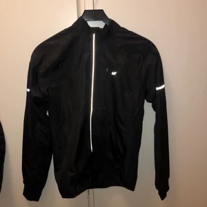 Vindjacka (strl 146/152) - Jätte fin vindjacka i mycket bra skick, använd 1 gång. Funkar som storlek XS/S.