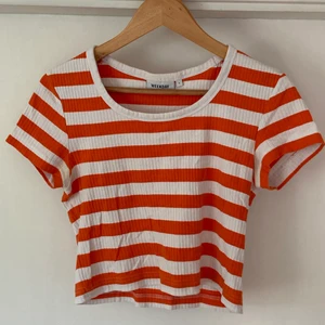 tröja - En croptop från weekday som är i superbra skick. Säljer den pga använder den inte alls längre. 