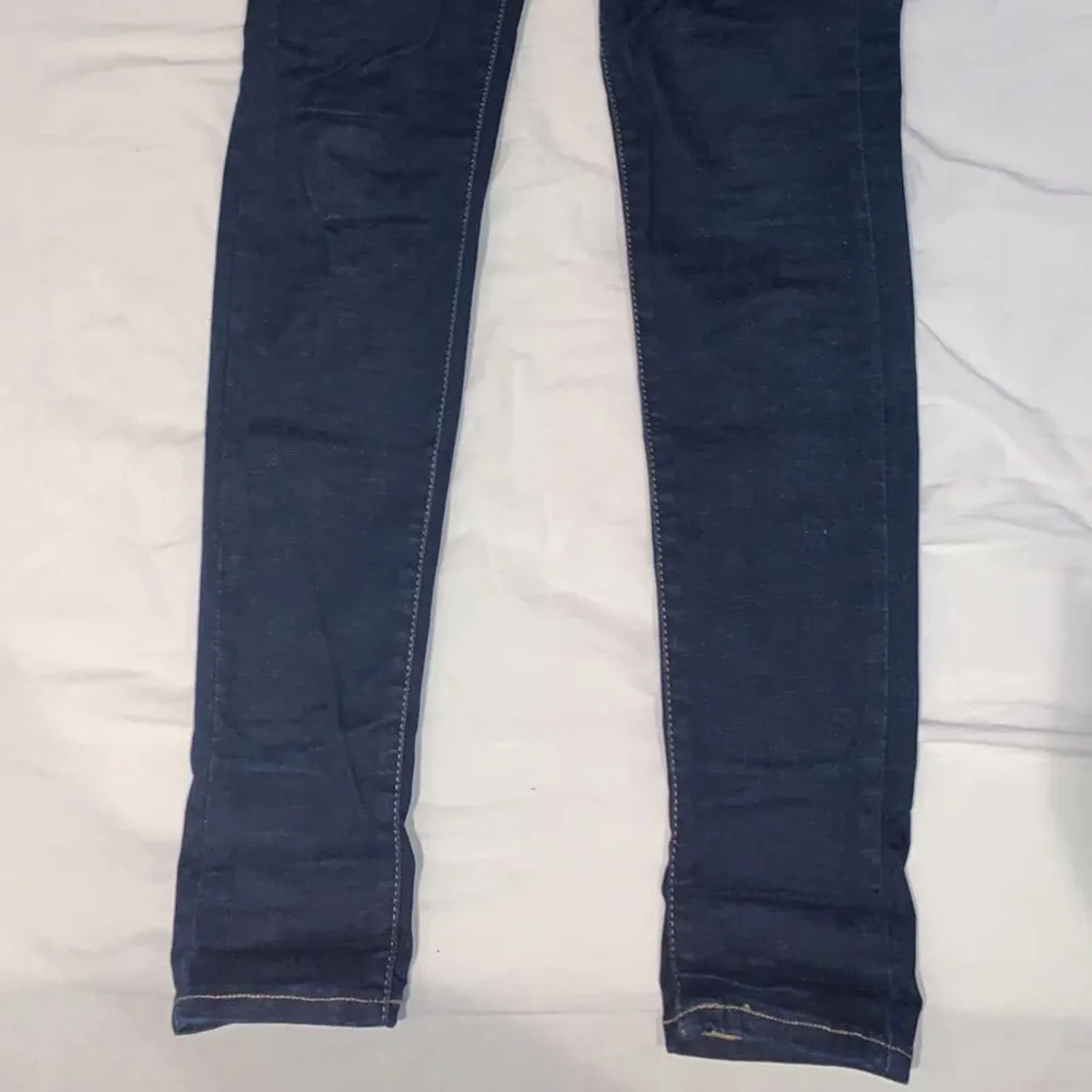 Levis mile high super skinny jeans i storlek 27. Använda ett fåtal gånger och i superbra skick. Ordinarie pris: 1000kr. (Köparen står för frakten). Jeans & Byxor.