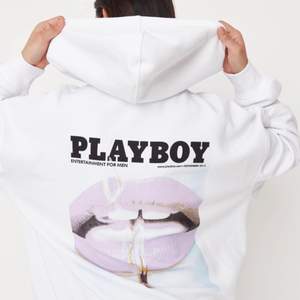 Snygg playboy hoodie, aldrig använd och prislappen finns kvar. Storlek 38 men väldigt oversized💕💕 Pris kan diskuteras och frakt tillkommer