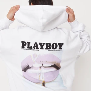 PLAYBOY hoodie - Snygg playboy hoodie, aldrig använd och prislappen finns kvar. Storlek 38 men väldigt oversized💕💕 Pris kan diskuteras och frakt tillkommer
