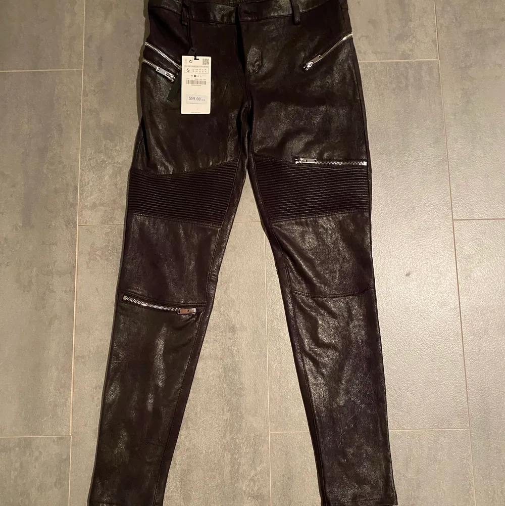 Helt oanvända svarta byxor i skinnimitation från zara strl S. Nypris 559kr. Jeans & Byxor.