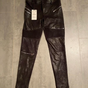 Byxor zara - Helt oanvända svarta byxor i skinnimitation från zara strl S. Nypris 559kr