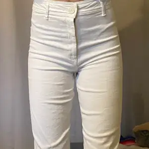 Säljer dessa balla jeans ifrån zara som e slutsålda i storlek 36