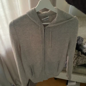 Soft goat  - Superfin Kashmir softgoat kofta i grå. Köpt i butik för någon månad sedan.  Nypris 2095kr. Lägger ut för 1300kr ✨✨✨