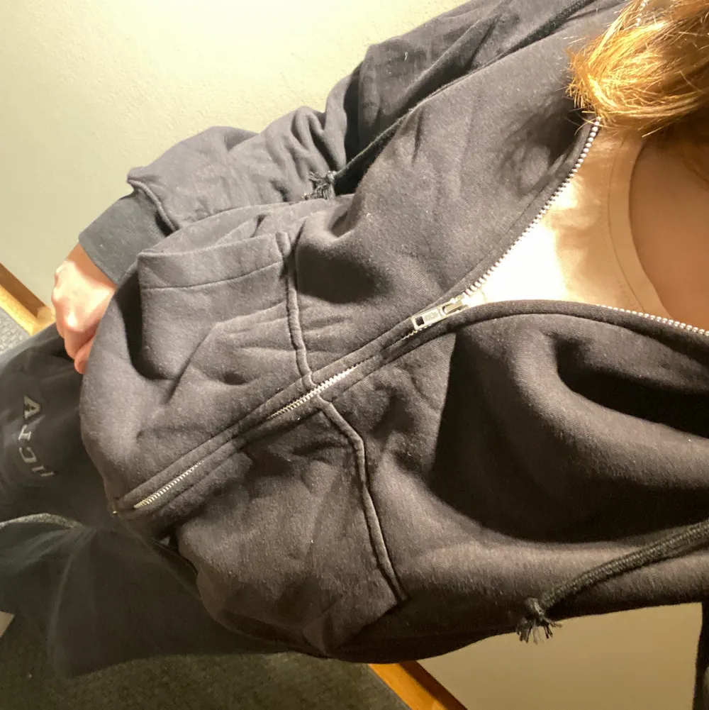 Snygg svart zip-up hoodie, perfekt passform. Strl M men passar S, köpare står för frakt🌸. Tröjor & Koftor.