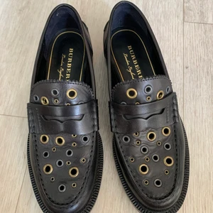 Chunky loafers - Burberry London loafers. Köpta på vestiare nya. Använda en gång! Nypris 8300kr! Storlek 38 dock stora i storlek