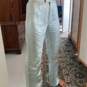 Kostymbyxor i siden - Second hand kostymbyxor i ett fint ljusblått silkestyg köpta på humana. Jag är 164cm lång. Fint skick!