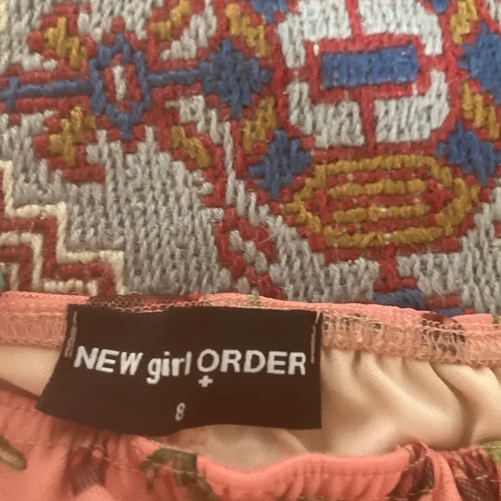 Fin klänning som framhäver kroppsformen så bra! Köpt från Zalando men märket är New girl order❤️ skriv om ni har några funderingar. . Klänningar.