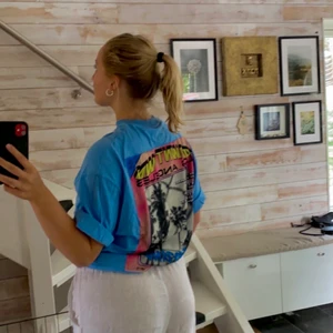 T-shirt  - Cool t-shirt i en jättefin blå färg. Älskar trycket på ryggen men använder typ inte t-shirts så tänkte sälja den. Den ser helt ny ut och har inga defekter alls!💕