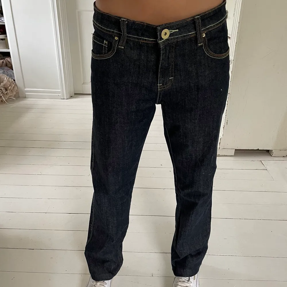 Lågmidjade jeans köpta second hand. Storlek 38 men är små i storleken. Passar bra på min syster som är en 36 och är 160 cm lång. Skriv privat vid frågor. Köparen står för frakten💖. Jeans & Byxor.