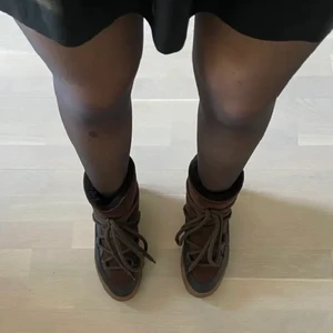 Inuikii  - Säljer mina mörkbruna Philip Hog skor som jag köpte förra vintern men aldrig fått användning för. Därav inga slitningar eller liknande. 🤩🤩 Liknar Inuikii skor. Köpta för 1700kr. Säljer för 800kr exklusive frakt, annars kan jag mötas upp i Stockholm. Storlek 39, men funkar både på liten 40 och 38.