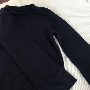 Tröja  - En mörkblå tröja (syns på bild 3) jätte bra skick 