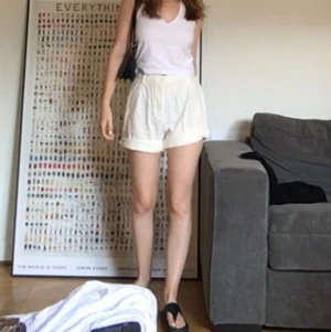 Linneshorts  - Superfina vita linneshorts från brandy Melville. Shortsen är markerade med ”One size” men skulle säga att det är en S/XS. 60kr frakt tillkommer 📦💘