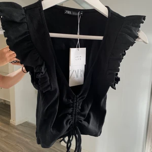 Topp zara S - Topp från zara i storlek S med prislapp kvar. Hämtas upp i Göteborg, annars står köparen för frakten på 66kr.