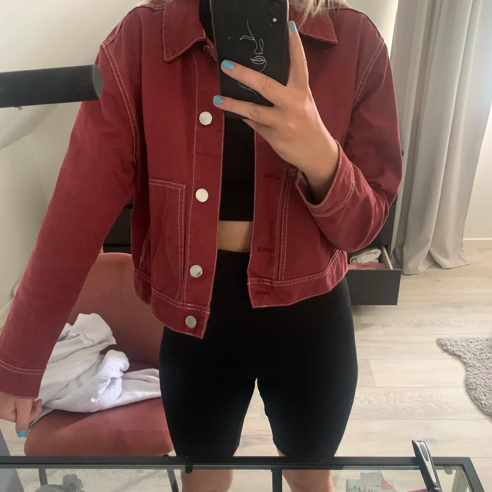 Säljer denna fina jackan från H&M, använd fåtal gånger. Köparen står för frakten!💞😊. Takit.