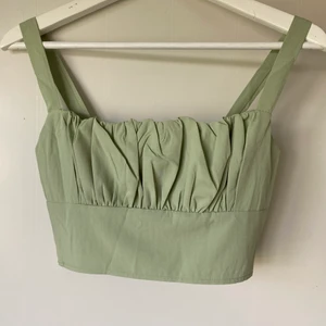 Grönt Linne - Superfint grönt linne som tyvärr inte passade mig. Helt oanvänt och därför i nycksick