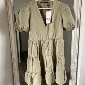 Klänning zara XS - Grön klänning från zara i storlek XS med prislapp kvar. Bortglömd i en låda under sommaren. Hämtas upp i Göteborg, annars står köparen för frakten på 66kr.