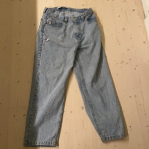 Polar  - Polar 93denim,  2 st 32x32 och 34x34 och 1 par carhartt 32x32. Perfekt baggy fit på alla tre byxor, lätta att matcha. Kan mötas up i Stockholm, helst city. De kan även fraktas. Första bilder 500kr, andra bilder 650kr och sista bilder 300kr