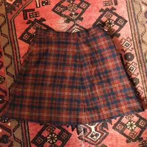 90s kjol - En jätte fin 90s kjol i fint skick. Har sytt på en dragkedja på sidan så att den är lättare att få på. Kliar smått men inget som stört mig! Köparen står för frakten <3