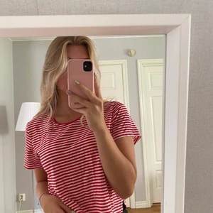 Röd randig T-shirt  - Fin röd randig T-shirt från Monki❤️❤️