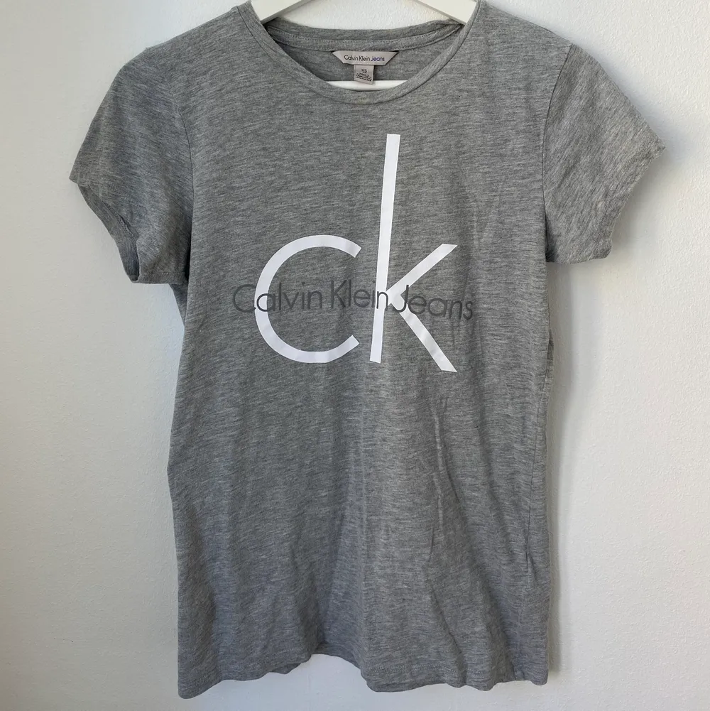 Grå t-shirt från Calvin Klein. Knappt använd så i mycket bra skick! Storlek XS men passar också S. Nypris: 400kr. T-shirts.