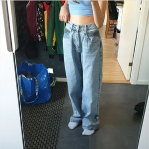 Ljus blåa baggy byxor  - Byxorna är inte använda och i mycket bra skick! Jag säljer byxorna pga att de vara för långa för mig. Byxorna är i storlek XS och sitter bra i midjan. Jag är 162 cm lång så de är perfekt till någon som är längre än mig och har samma storlek. Om många är intresserade så kommer jag starta en budgivning.  Köparen står för frakten. Jag tar endast swish!!
