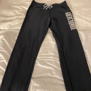 Abercrombie mjukisbyxor  - Säljer mina superfina mörkblå mjukisbyxor från Abercrombie & Fitch. Ursprungligen köpta i usa för 450kr men säljer för 200kr. Byxorna är i storlek S och har knytning i midjan och resår vid slutet av benet. Köparen står för frakt