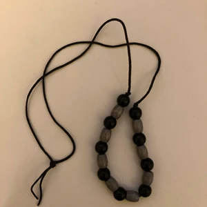 Halsband - Sött pärlhalsband med gråa och svarta pärlor, aldrig använt!