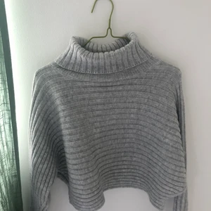 Polotröja - Grå, croppad polotröja. Tjock och jättemysig! Inte använd mycket så fint skick! 60kr+frakt💛