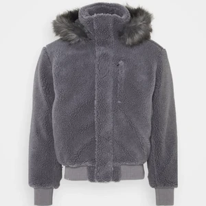 Tommy Hilfiger TeddyJacka - Tommy Jacka inköpt för ett halvår sedan för 4000kr, tyckte inte den passade mig så bra så den har bara hängt i garderoben. Använd ca 4-6 gånger. Helt nyskick, kvitto finns också om det är så. Rök och djurfri. Ganska stor i storleken för det är lite ”oversize” modell på den 